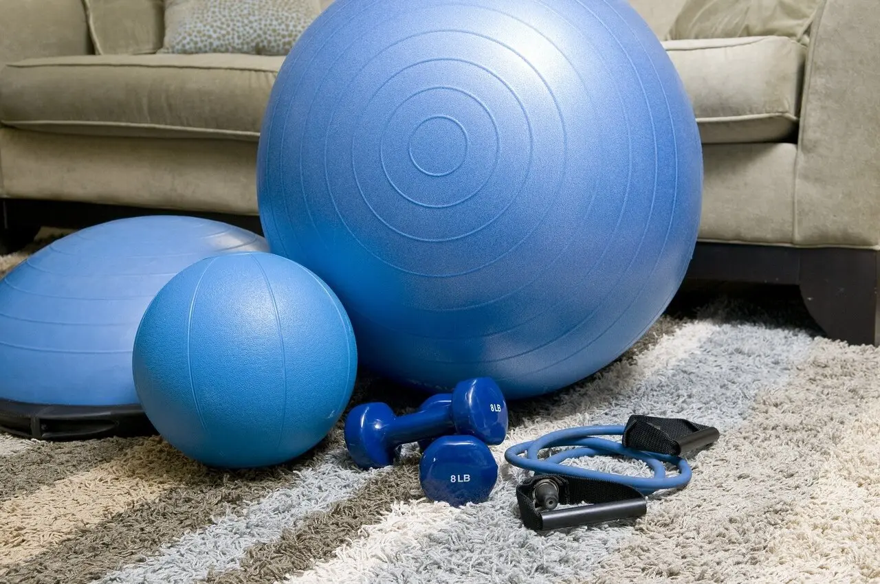 5 rutine de cardio acasă care funcționează chiar și fără echipament