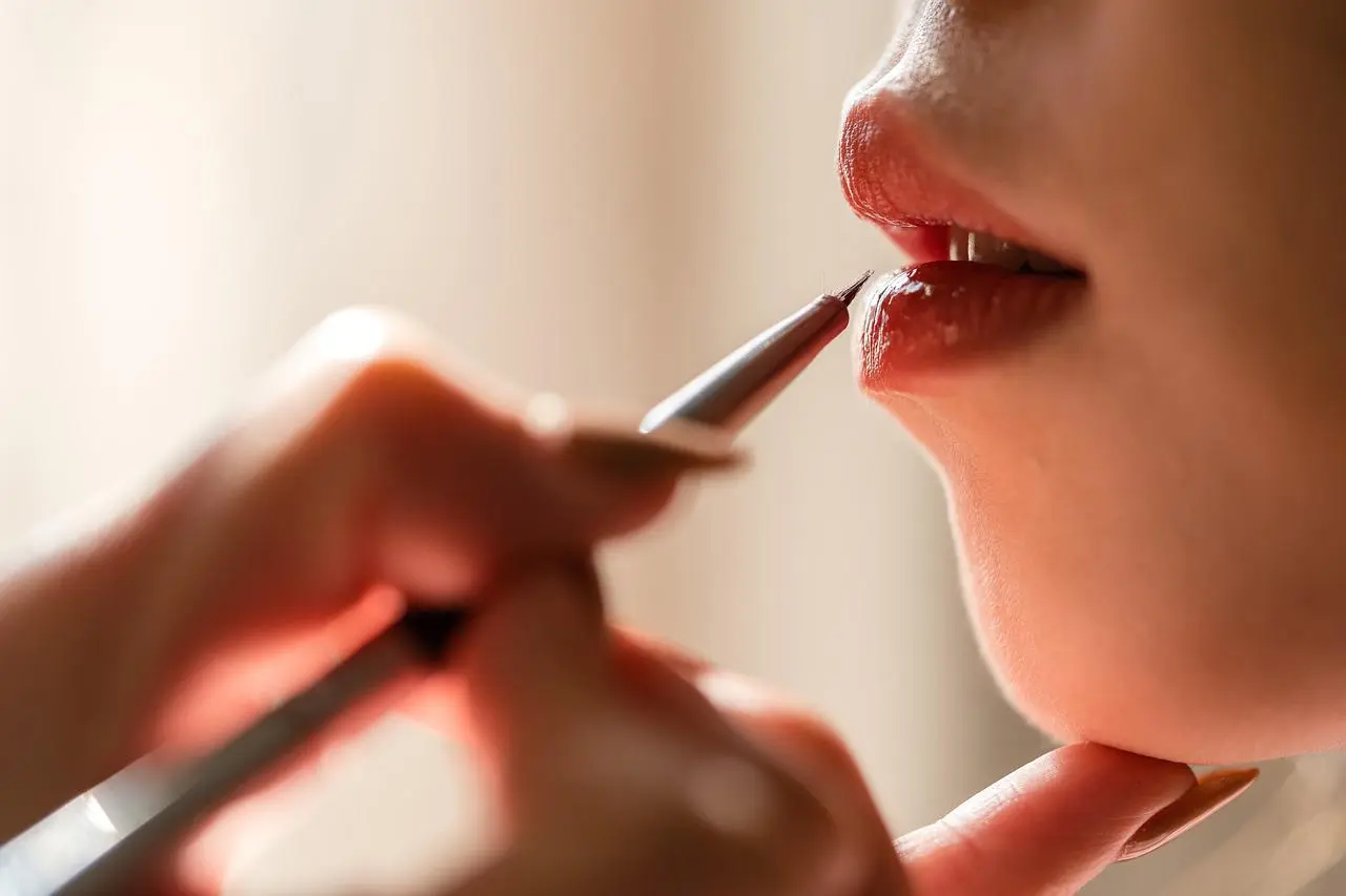 Pericolele intervențiilor estetice ilegale: De la Botox comandat online la mutilări cu silicon industrial